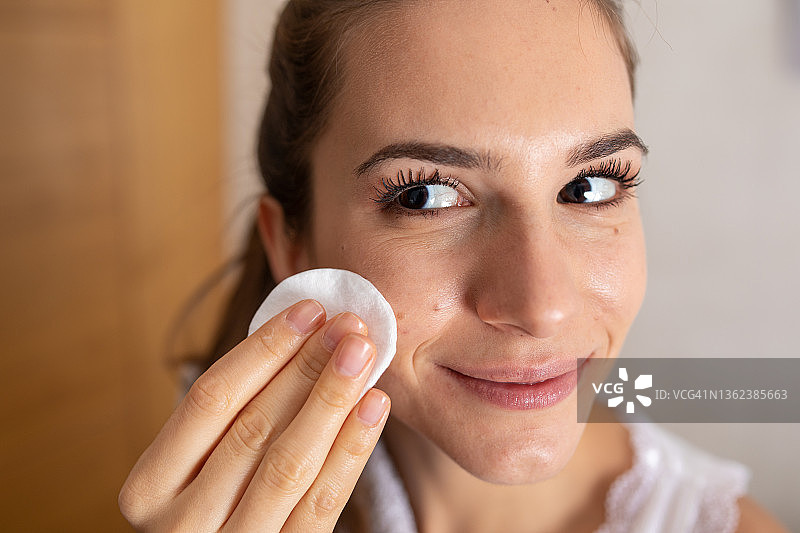 年轻女子卸妆图片素材