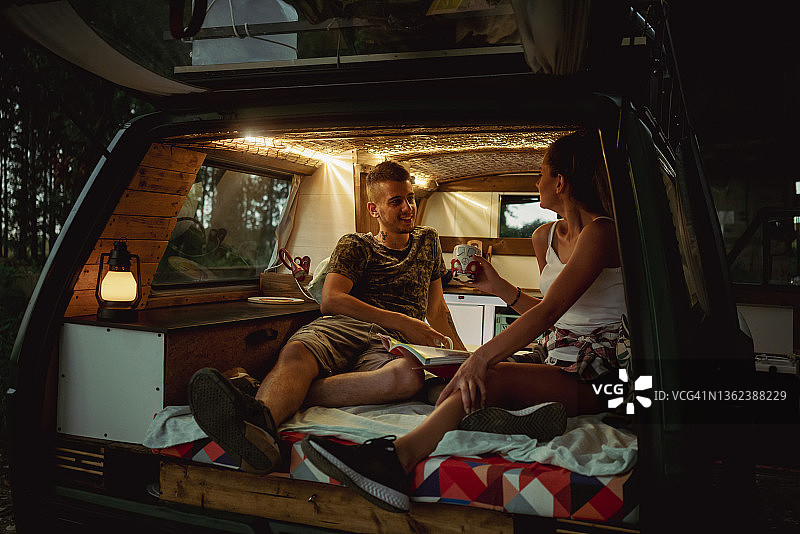 房车旅行中的年轻夫妇图片素材