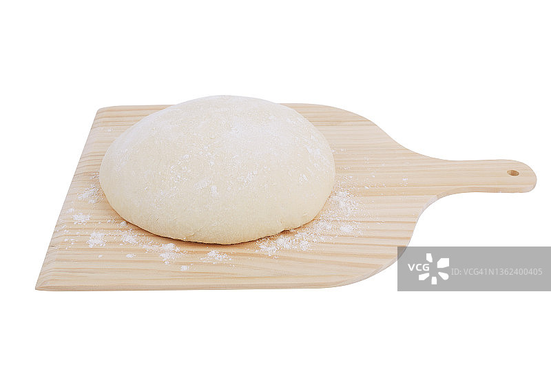 木制披萨铲上的面团，白色背景图片素材