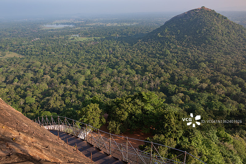 斯里兰卡丹布勒锡吉里耶狮子岩的高架走道和台阶图片素材