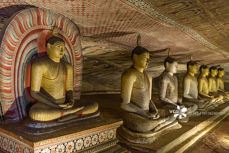 斯里兰卡丹布勒佛教石窟寺的佛像图片素材