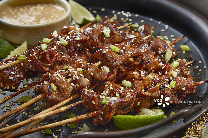 照烧烤猪肉沙爹配芝麻蘸酱图片素材