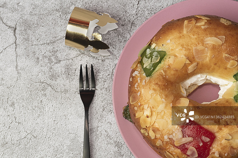 西班牙主显节蛋糕、叉子和国王皇冠灰色背景，直接俯视及复制空间图片素材