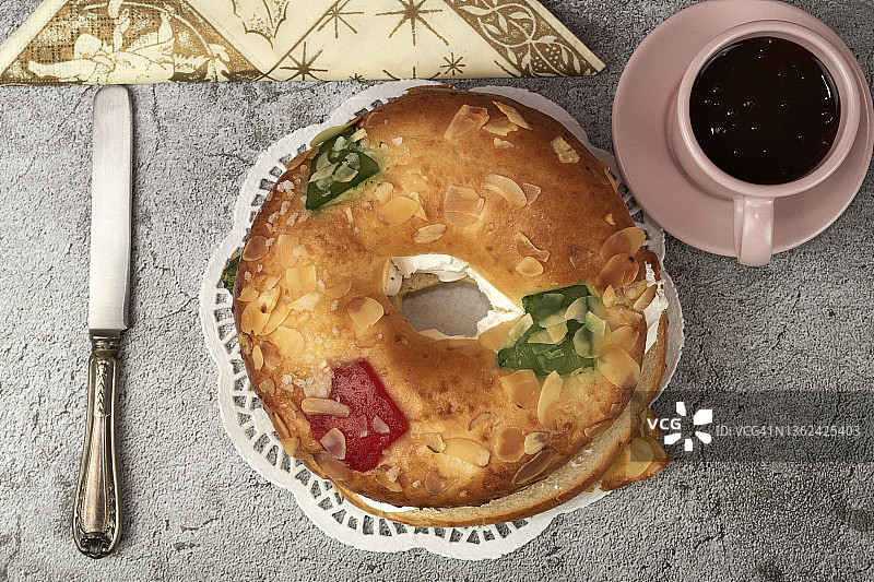 灰色背景下的西班牙主显节蛋糕和热巧克力图片素材