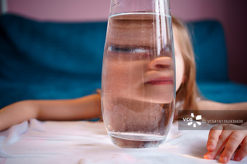 女孩面部的抽象反射图片素材