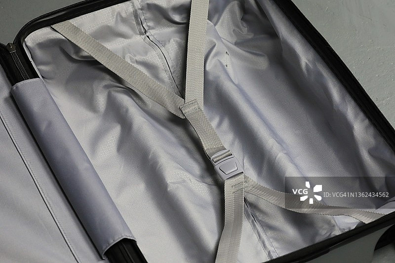 为旅行者打开的行李箱图片素材