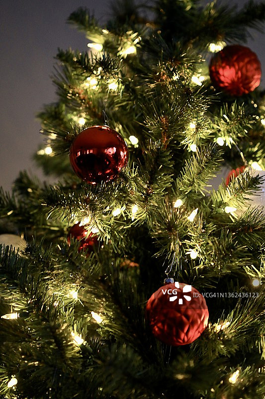 带有节日装饰品的圣诞树图片素材