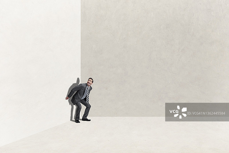 被逼到角落的男子图片素材