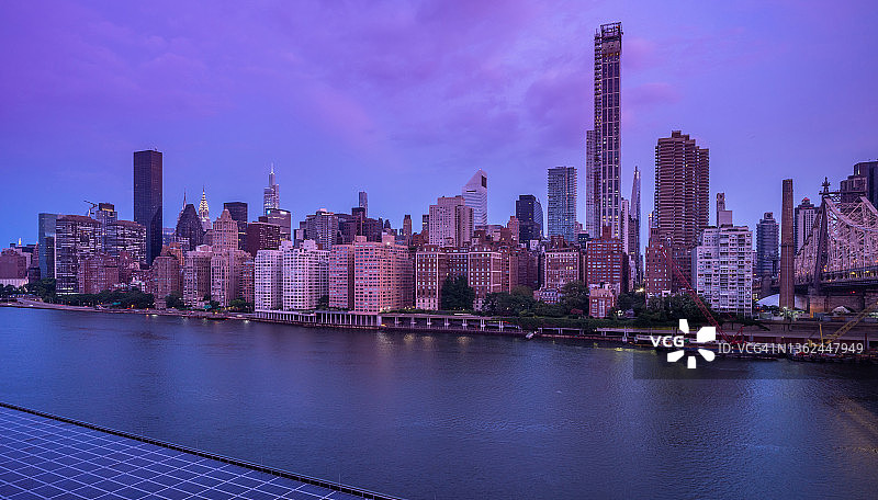 曼哈顿中城和东河的日出景观高角度拍摄图片素材