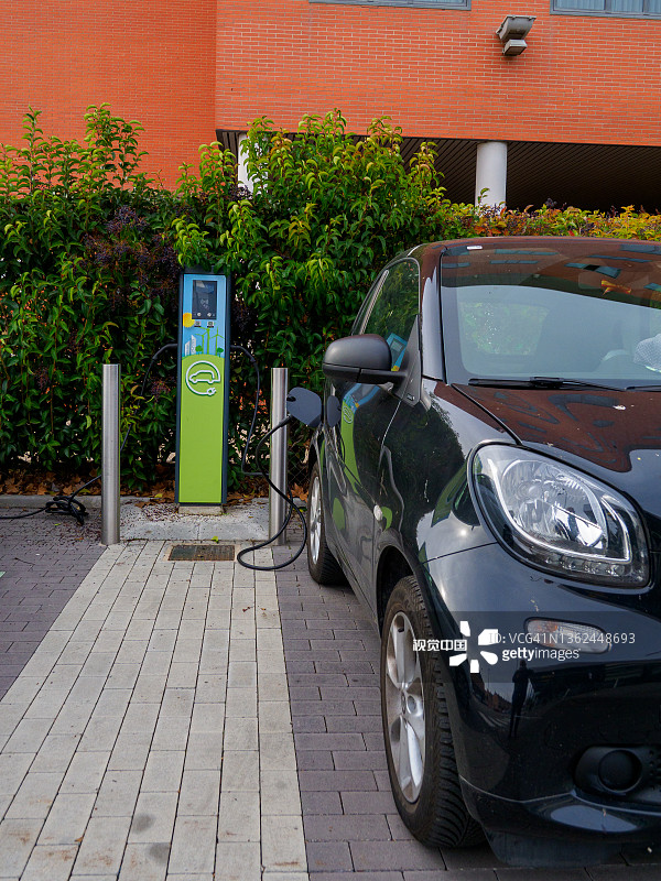 西班牙阿尔卡拉德埃纳雷斯超市Iberdrola充电站内的汽车图片素材