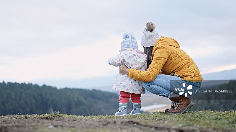 儿童保育：母亲教导婴儿热爱自然和可持续性图片素材