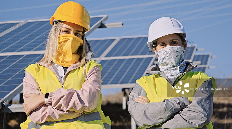 在太阳能发电厂工作的女工程师图片素材