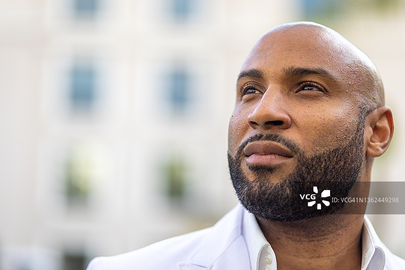 户外微笑的迷人黑人医生图片素材