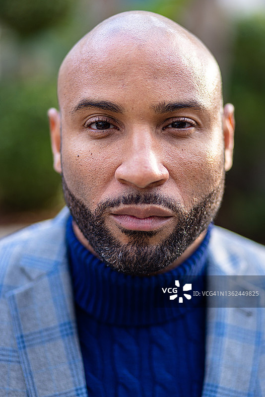 时尚的年轻黑人男人肖像图片素材