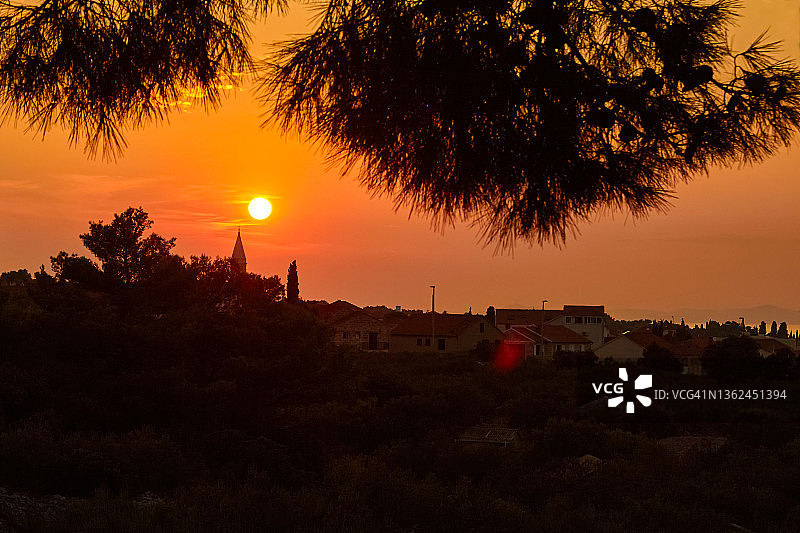 克罗地亚布拉奇岛苏佩塔尔镇的日落图片素材