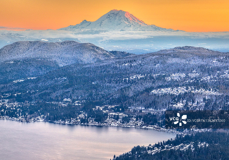 美国华盛顿州雷尼尔山萨马米什湖贝尔维尤日落图片素材