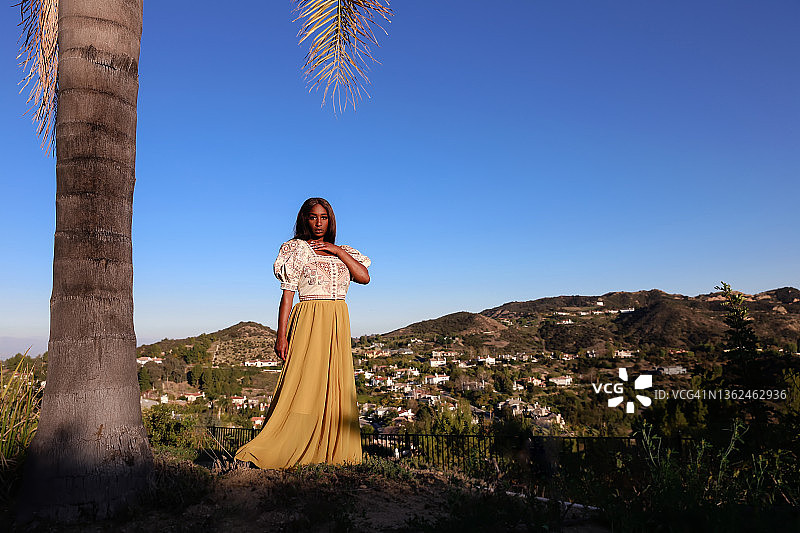 身穿黄色长裙的美丽黑人女性图片素材