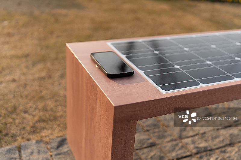 户外太阳能手机充电器图片素材