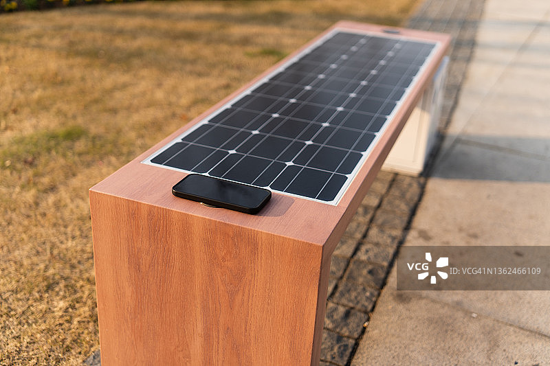户外太阳能无线充电座椅图片素材