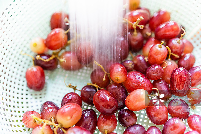 用篮子洗葡萄干图片素材