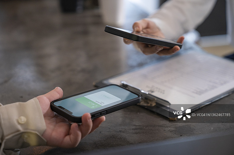 在咖啡馆用手机支付图片素材