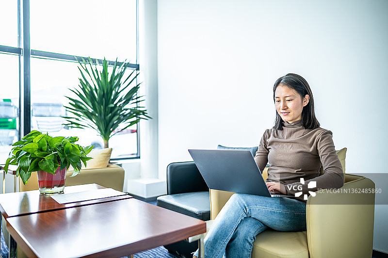 在办公室工作的年轻亚洲女性图片素材