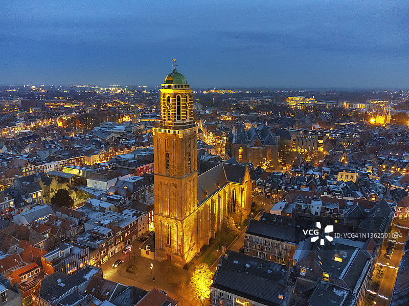 冬季Zwolle市Peperbus教堂塔夜间无人机景观，Overijssel图片素材