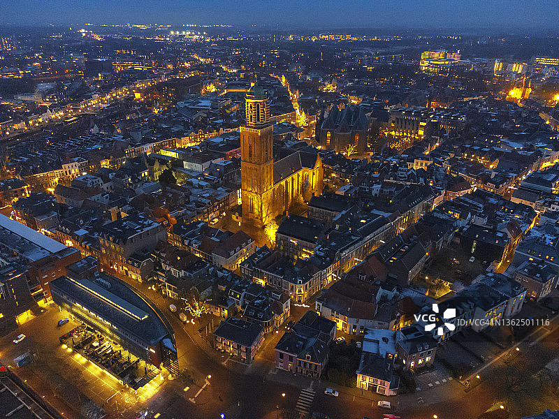 冬季Zwolle市Peperbus教堂塔夜间无人机景观，Overijssel图片素材