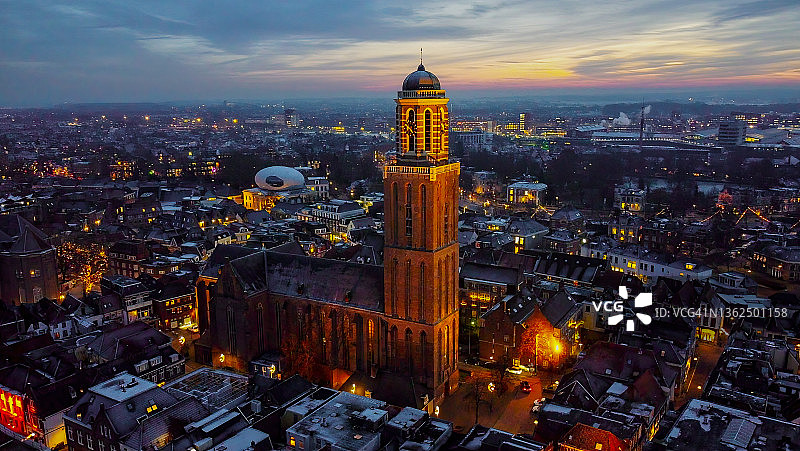 冬季Zwolle市Peperbus教堂塔夜间无人机景观，Overijssel图片素材