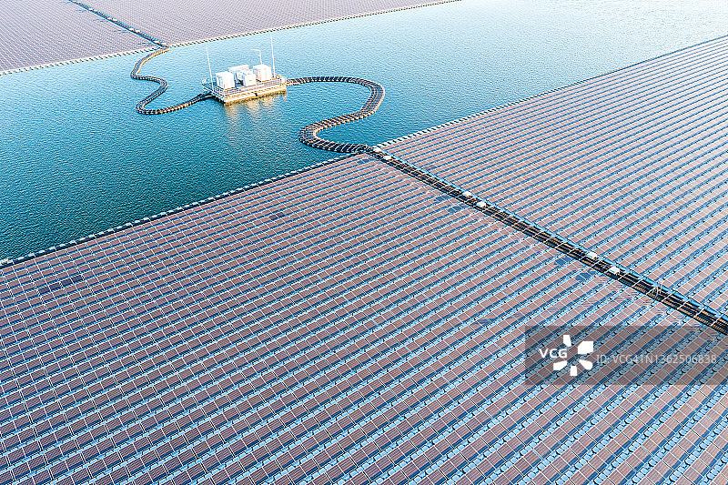 水库上的太阳能发电站图片素材