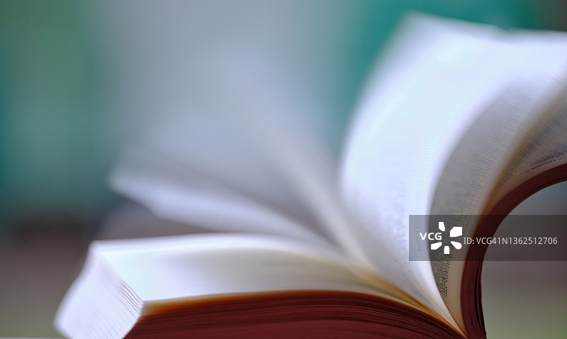 翻页的书本（动态模糊）图片素材