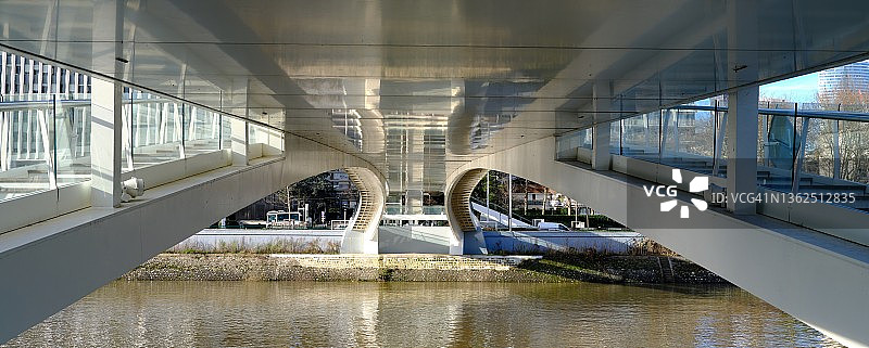 现代金属桥梁图片素材