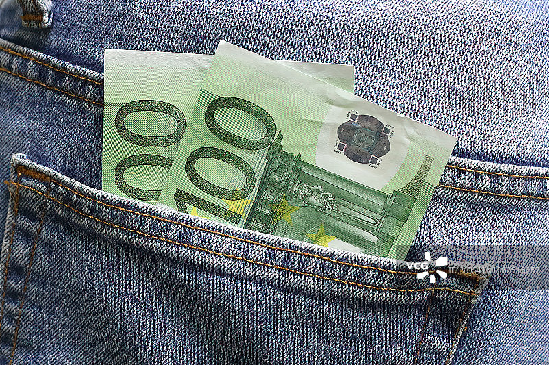 牛仔裤后袋里的欧元纸币图片素材