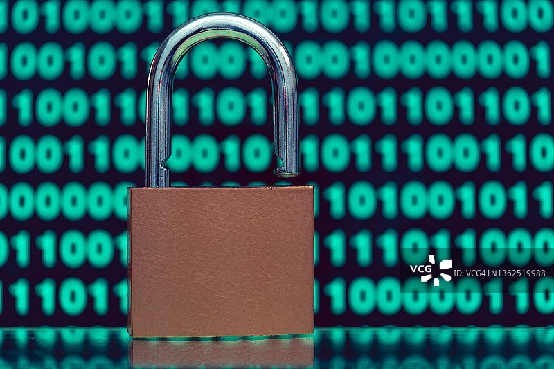 模糊二进制代码背景下的挂锁特写 - 安全概念，互联网安全概念图片素材