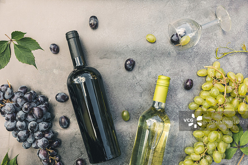 红白葡萄酒、葡萄和酒杯俯视图，适用于葡萄酒商店或品酒会图片素材