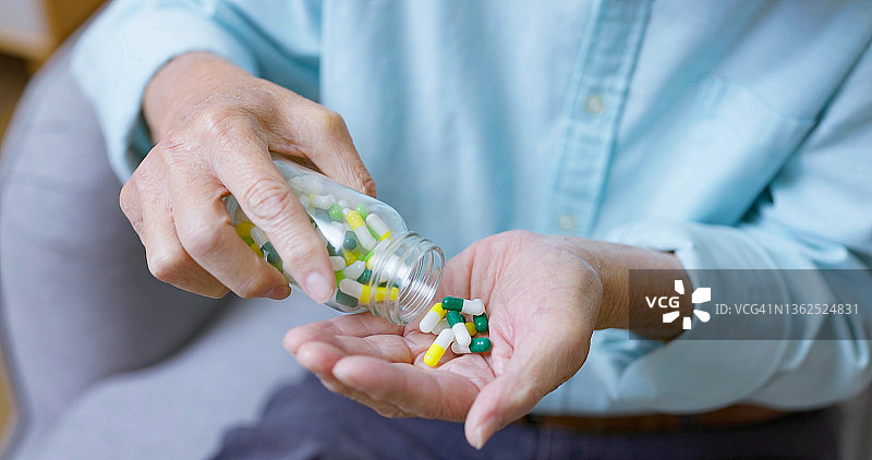 男子服用维生素或药物图片素材