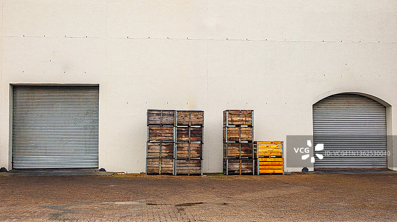 在淡季的酿酒厂里关闭的门。图片素材