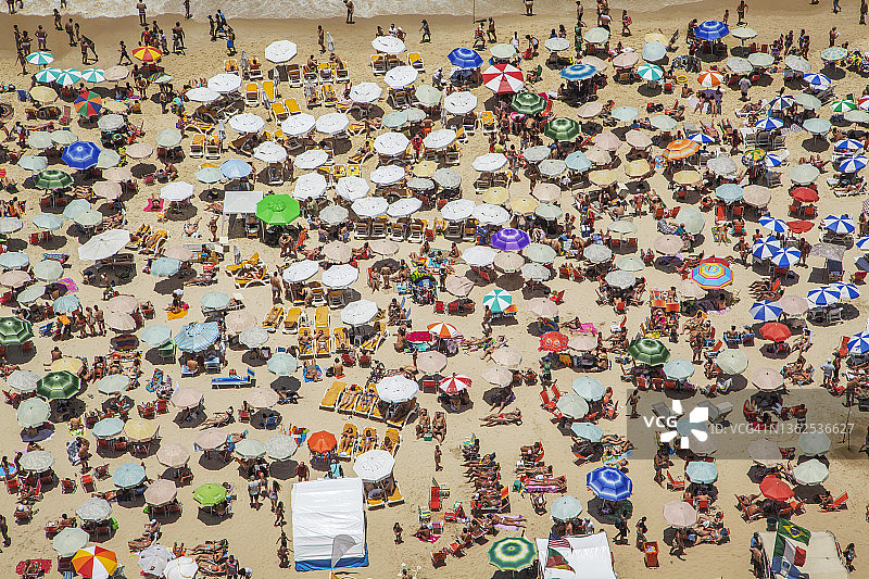 拥挤海滩航拍图片素材