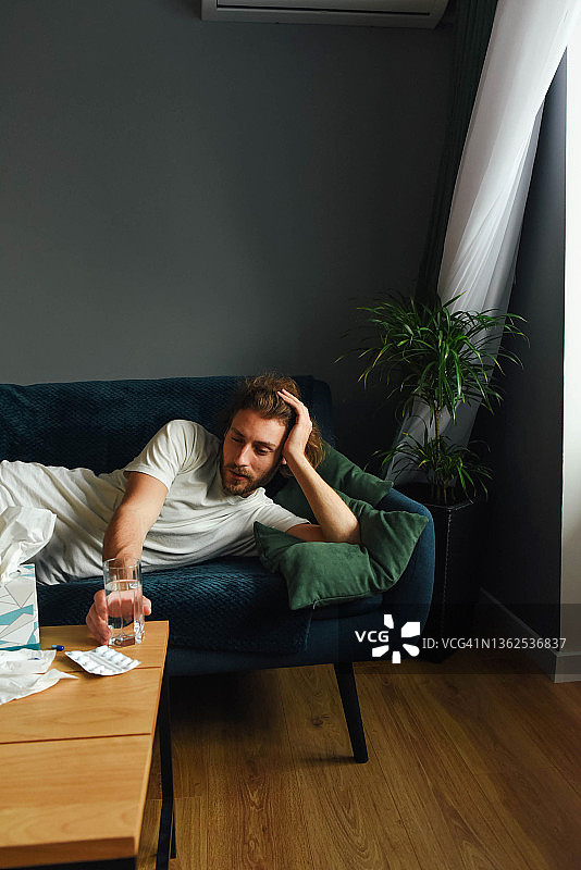 男子卧床服药图片素材