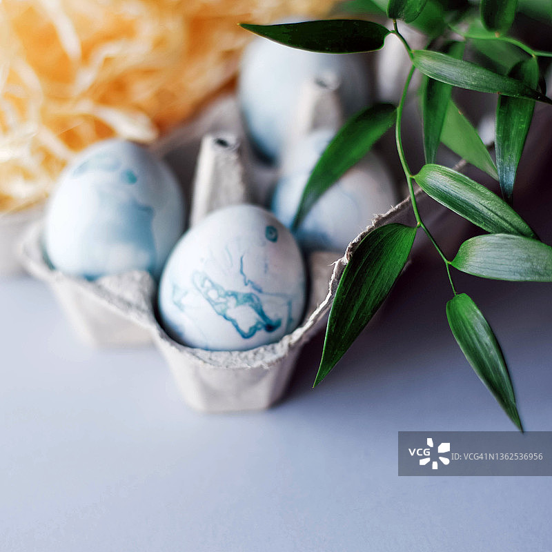 鸡蛋容器中的蓝色复活节彩蛋图片素材