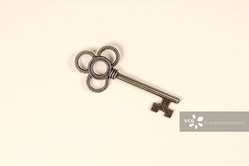 金色背景上的装饰钥匙图片素材