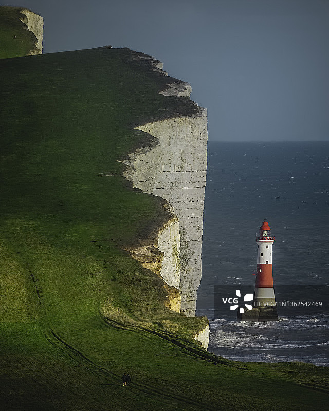 英格兰比奇角灯塔与白色悬崖图片素材