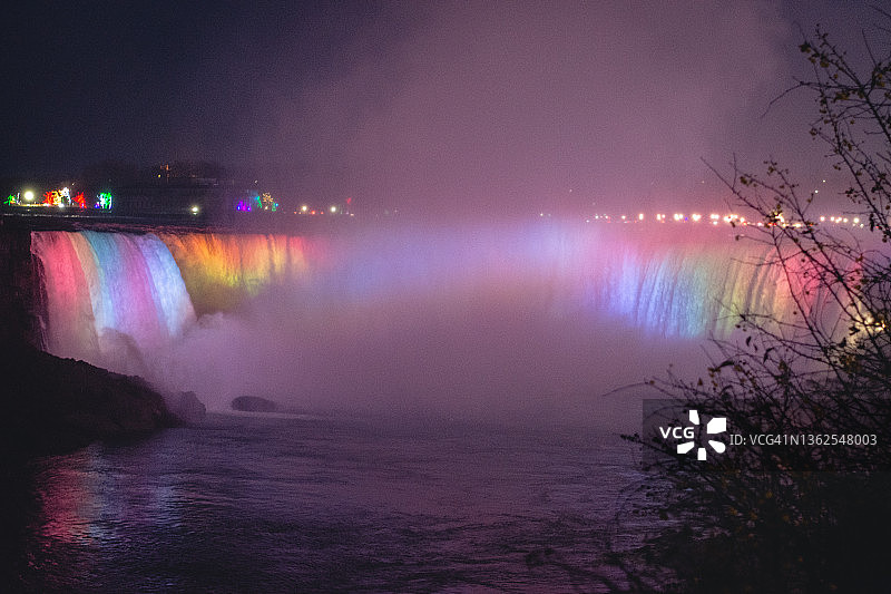 加拿大安大略省尼亚加拉瀑布的灯光图片素材