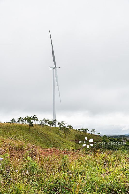 山上的风力发电，可持续能源与风力叶片图片素材