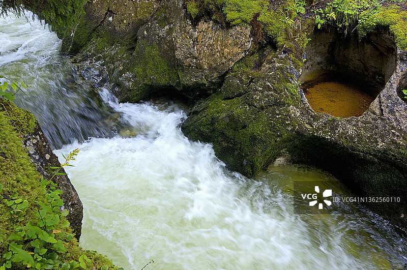 河流旁边的水动力冲刷坑图片素材