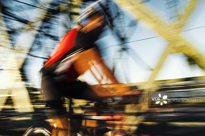 模糊运动中的自行车手图片素材