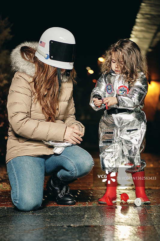 准备成为宇航员的母女图片素材