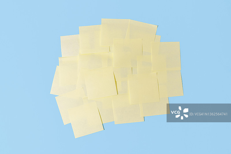 蓝色背景上的黄色空白便签图片素材