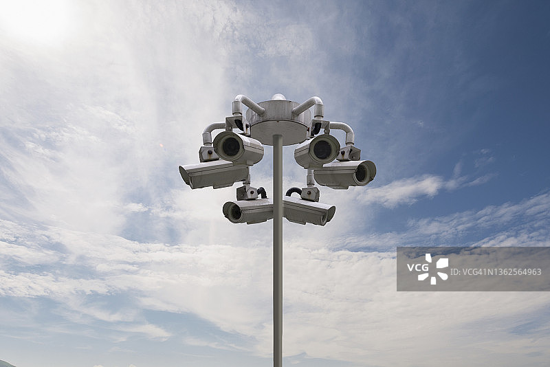 天空背景下的监控摄像头图片素材