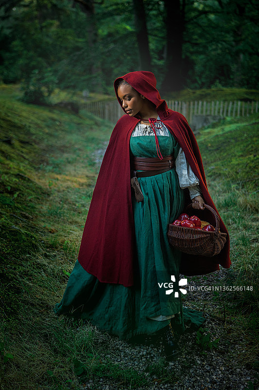 美丽的黑人小红帽在森林中图片素材